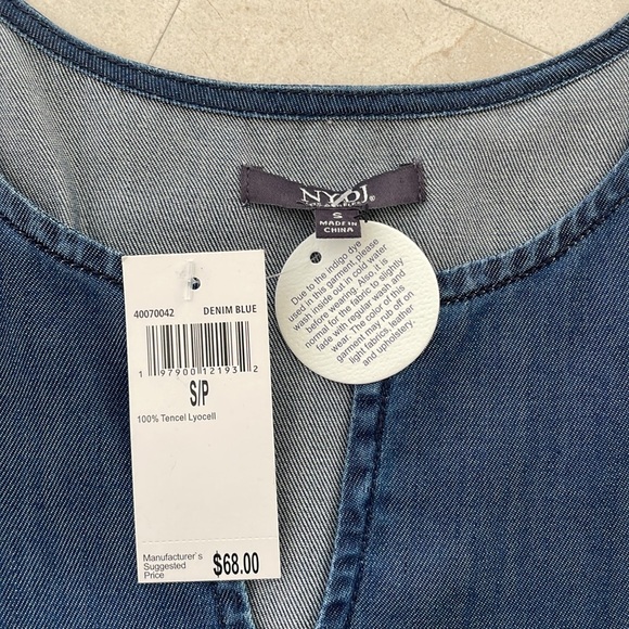 BWT NYDJ BLUE CHAMBRAY COLD SHOULDER TOP - Picture 4 of 6